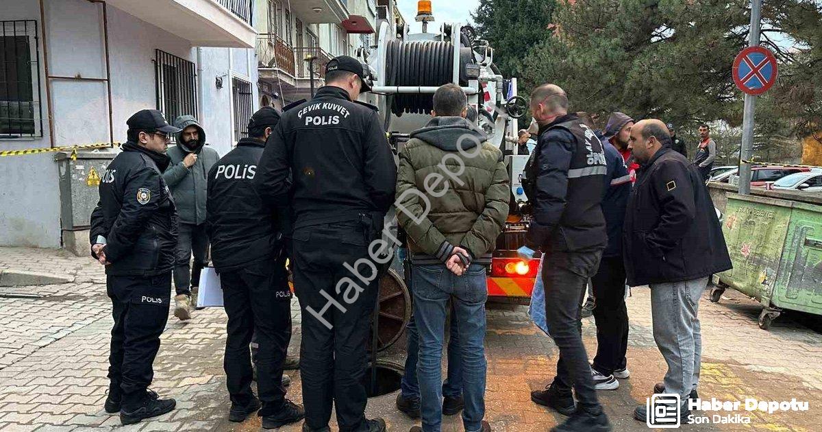 "Uşak'ta Kan Donduran Olay: Kanalizasyon Hattında Cenin Bulundu" başlıklı haber için fotorealistik,
